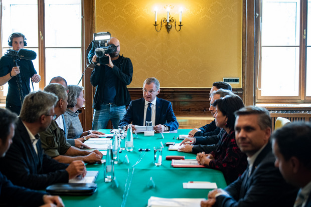 Oberösterrreichs Landeshauptmann Thomas Stelzer (ÖVP) (m.) am Mittwoch, anlässlich eines Landessicherheitsrats nach den Messerattacken in Wullowitz in Linz.