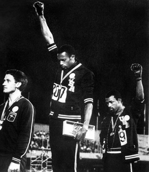 Tommie Smith und John Carlos protestierten 1968 auf dem Olympia-Siegespodest mit dem „Black-Power-Gruß“ gegen Rassismus.