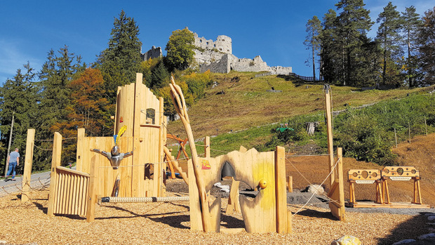 Der Spielplatz vor der Ruine Ehrenberg.