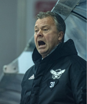 Kitzbühel (im Bild Coach Charles Franzen) trug beim Sieg die Nr. 31, Florian Janny, am Herzen.