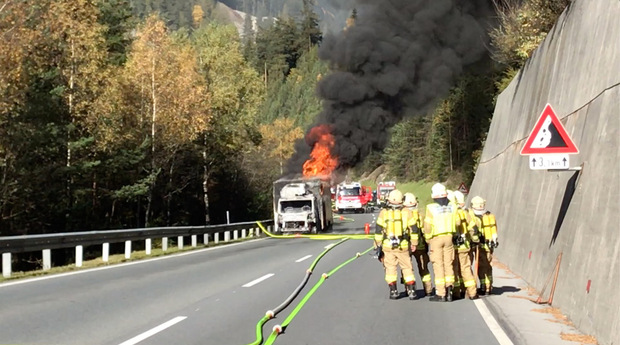 Der Klein-Lkw brannte lichterloh.