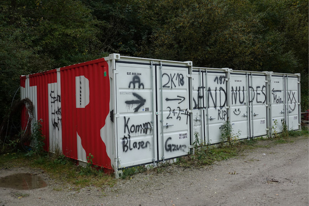 Mehrere Baucontainer mussten ebenfalls daran glauben.