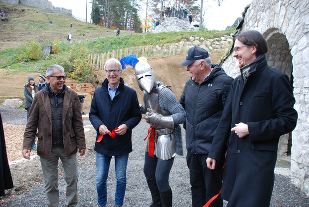 Burgenwelt-Geschäftsführer Armin Walch, BM Alois Oberer, Ritter Rüdiger, TVB-Obmann Hermann Ruepp und Grundbesitzer Michael Fürmann (rechts oben von links) gaben die neuen Attraktionen frei.