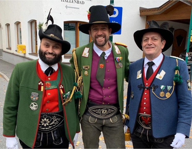 Christoph Pinzger (l.) wurde zum neuen Viertel- und Regimentskommandanten gewählt, Fredi Scharf (r.) zu seinem Stellvertreter. Bataillonspressereferent Thomas Saurer (M.) gratulierte.