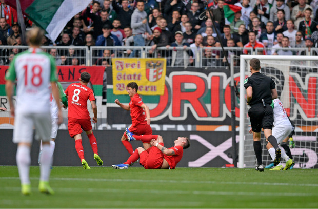 Mit schmerzverzerrtem Gesicht ging Süle zu Boden. Der Abwehrchef der Bayern zog sich einen Kreuzbandriss zu.