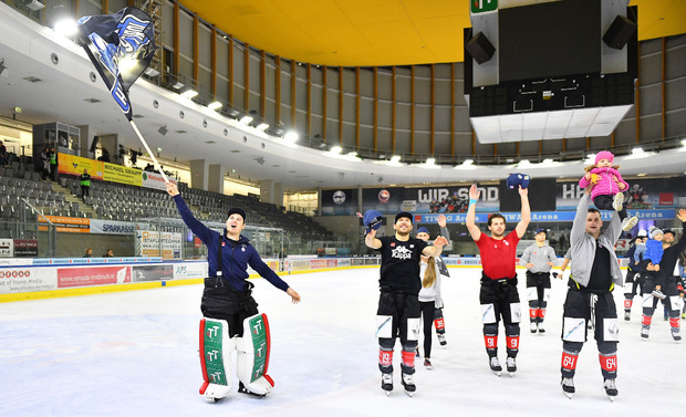 ... Tyler Spurgeon und Caleb Herbert sowie Ondrej Sedivy und John Lammers mit Kindern (v.l.) feierten den Sieg gegen Graz.