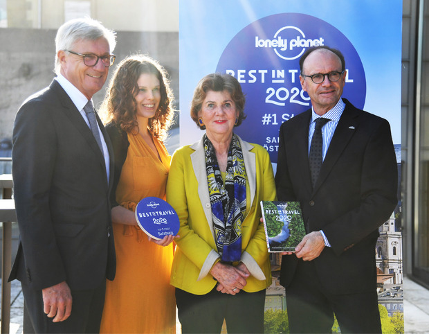 Bürgermeister Harald Preuner (ÖVP), Becky Henderson (Lonely Planet), Festspielpräsidentin Helga Rabl-Stadler und Bert Brugger (GF Tourismus Salzburg GmbH) freuen sich über die Auszeichnung.