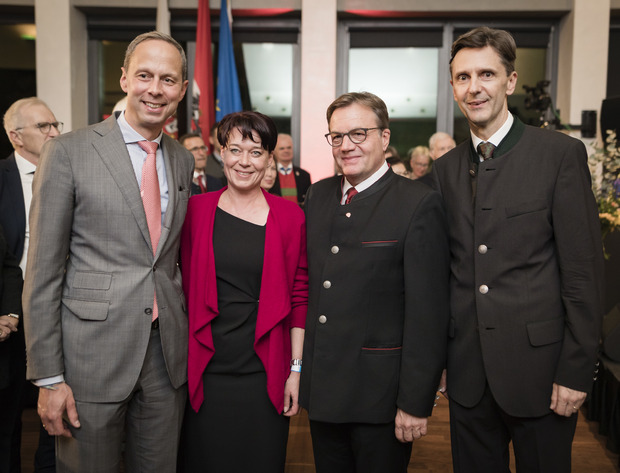 Feierlicher Empfang in Berlin: Staatsminister Hendrik Hoppenstedt, Landtagspräsidentin Sonja Ledl-Rossmann, LH Günther Platter und der österreichische Botschafter Peter Huber (v. l.).