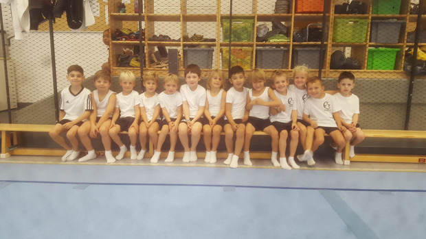 Die Kleinen und einer der Großen: ein Teil der Kids-Cup-Starter ...