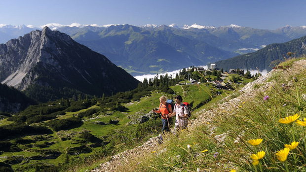 Die Sommerfrische feiert laut Tirol Werbung eine Renaissance, hier Wanderer oberhalb von Eben/Maurach am Achensee.