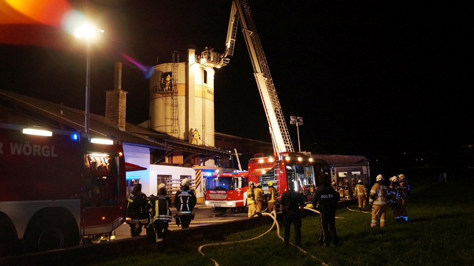 Rund 95 Feuerwehrmänner standen bei dem Brand auf einem Firmengelände in Breitenbach im Einsatz.