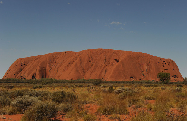 Auf den Uluru oder Ayers Rock dürfen jetzt keine Touristen mehr klettern.