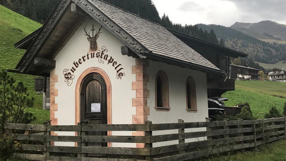 Aus der Kapelle wurden die beiden Kunstgegenstände entwendet.