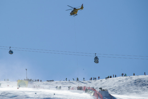 Bitteres Ende für Bernadette Schild: Die Salzburgerin musste mit dem Rettungshubschrauber abtransportiert werden.