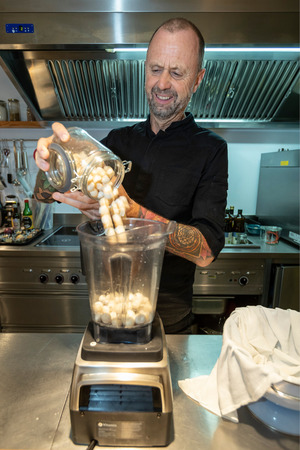 Die Macadamia-Nüsse werden im Hochleistungssmixer mit Wasser bedeckt und dann einige Minuten cremig püriert. 4 Essentiell für das Käsen: die Zugabe von Bakterienkulturen, in diesem Fall aus einem anderen selbst gemachten Frischkäse.