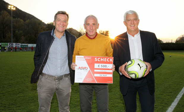 Strahlten mit der Sonne um die Wette: TFV-Präsident Josef Geisler (links), SV-Hall-Obmann Alexander Breitfelder (Mitte) und ASVÖ-Präsident Hubert Piegger.