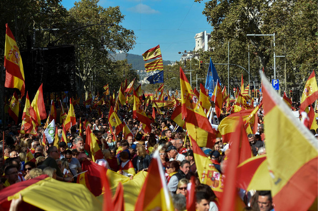 Die Behörden sprachen am Sonntag von 80.000 Teilnehmern bei der Demo gegen die Unabhängigkeit, die Veranstalter bezifferten die Zahl auf 400.000.