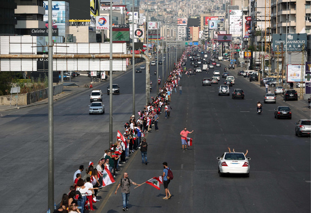 In der Hauptstadt Beirut sangen viele laut die Nationalhymne.