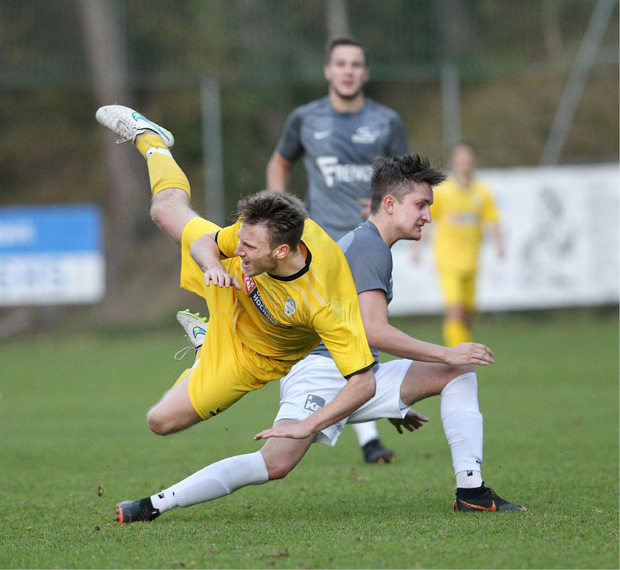 Johannes Kurz (grau) und seine Sistranser stellten Aldrans (Alexander Hubmann, gelb) am Freitag im Derby ein Bein.