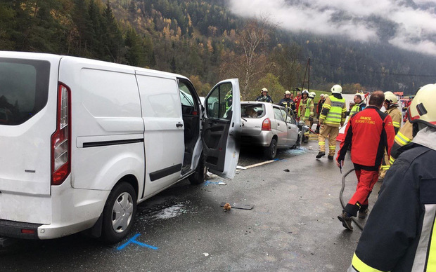 Eine Person kam bei dem Unfall Montagmittag ums Leben.