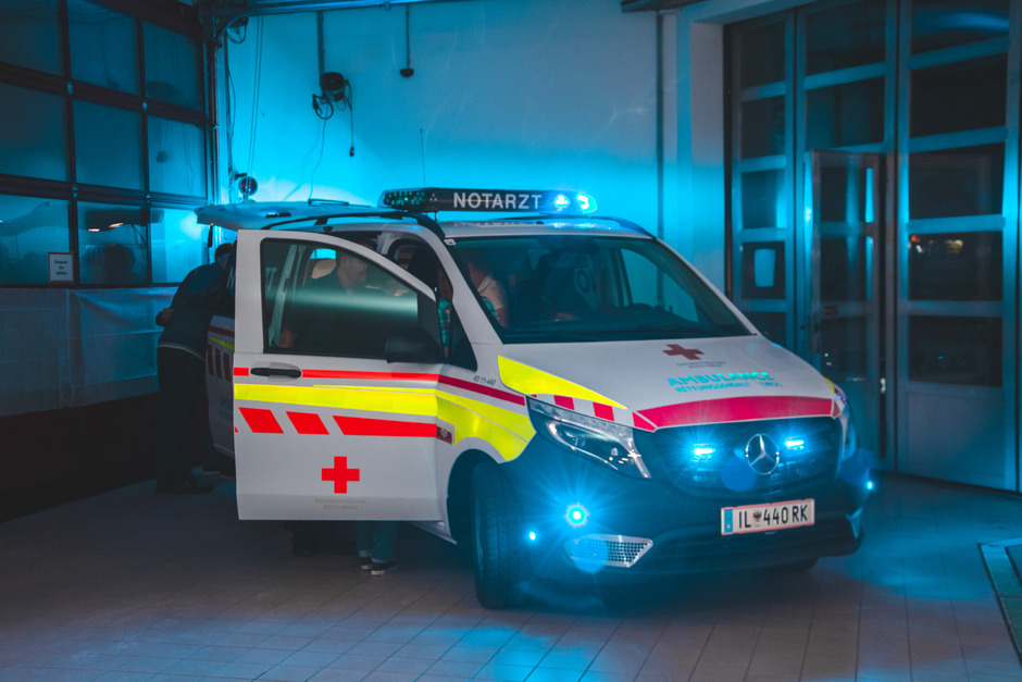 Der neue Notarzteinsatzwagen wurde bei der Feier präsentiert.