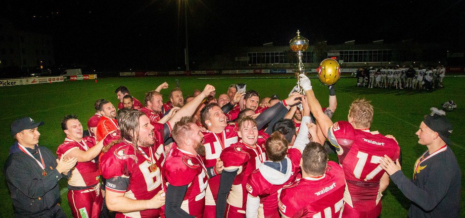 Nach dem letzten geworfenen Football brachen alle Dämme in Schwaz: Es herrschte Partystimmung unter den Telfern.
