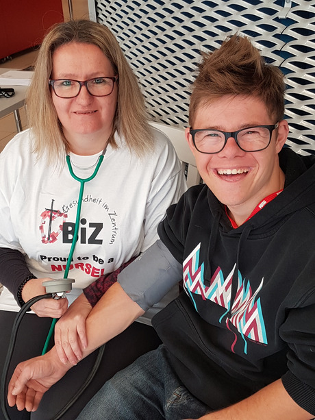 Infotag im Kaufhaus: Viele Besucher ließen sich von Cornelia Scherl den Blutdruck messen.