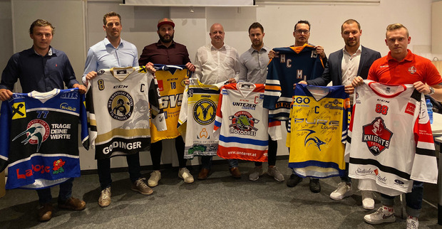 Zeigt her eure Dressen: Armin Heim (Mils), Lukas Schwitzer (Wattens), Ergün Pece (Silz), Michael Töchterle (Hohenems) , Fabian Hechenberger (Kundl), Martin Biehler (Weerberg), Roland Luchner (Kufstein) und Dominik Althaller (Telfs).