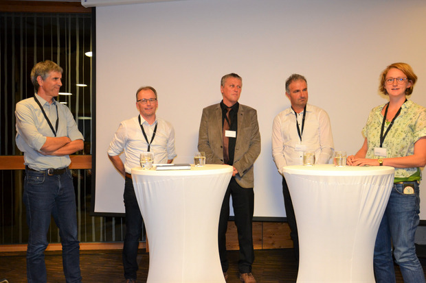 Gastgeber Klaus Michor, Politiker Martin Mayerl, der Dölsacher Bürgermeister Josef Mair, Unternehmer Hannes Theurl und Maria Legner vom Klimabündnis (v. l.) diskutierten am Podium.