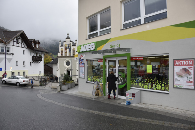 Am kleinen Vorplatz bei Kirche und Schule ist das Geschäft zentral in Roppen gelegen.