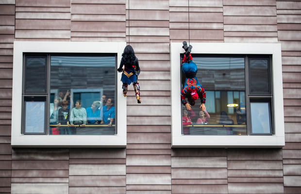 Wonder Woman, Spiderman und andere Superhelden sorgten im Wiener Krankenhaus Nord für strahlende Kinderaugen.