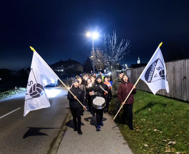 Vor dem Anpfiff marschierte ein friedlicher Fanzug des SV Götzens vom Liftstüberl Birgitz zum Ruifachstadion Axams.