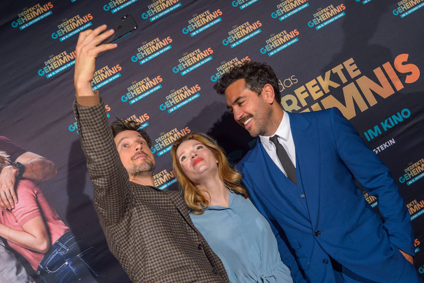 Ganz ohne Smartphones geht es auch nicht: Fitz, M’Barek und Herfurth bei der Premiere in Wien.