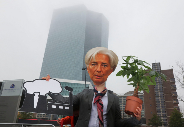 Gegen die Politik der Notenbank demonstrierten Globalisierungskritiker von Attac sowie die Klimabewegungen Fridays for Future und Extinction Rebellion.