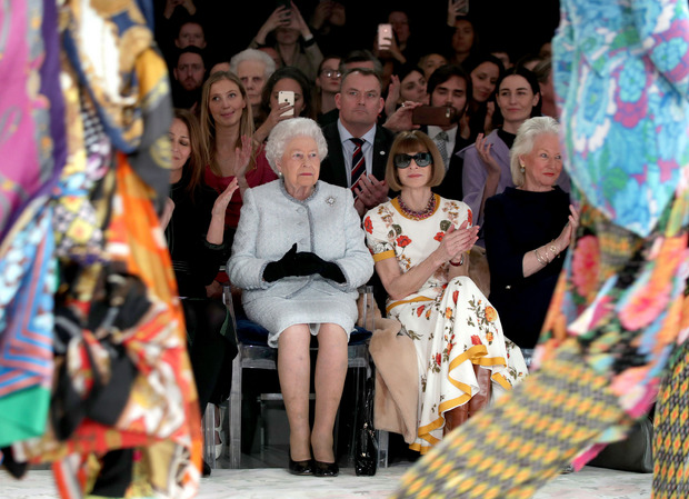 Mit Queen Elizabeth II. saß Anna Wintour bei der Londoner Modewoche 2018 in der ersten Reihe.