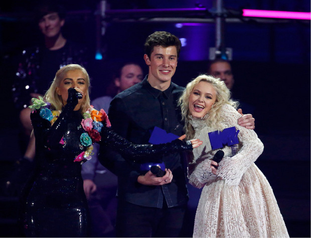 Zu den weiteren großen Gewinnern in Sevilla zählte der kanadische Sänger Shawn Mendes (im Bild mit Zara Larsson).