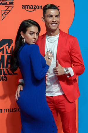 Fußball-Star Ronaldo mit seiner Frau Georgina Rodriguez auf dem roten Teppich.
