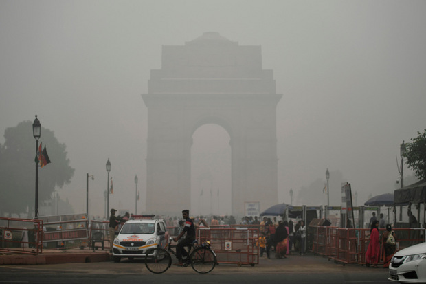 Über Neu Dehli liegt eine riesige Dunstglocke.
