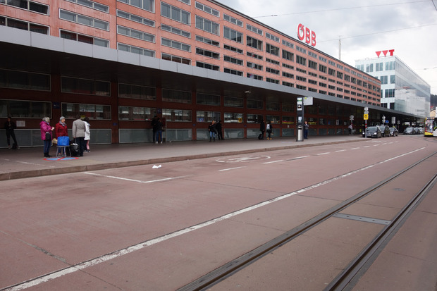 So sah er früher aus: Der Vorplatz des Innsbrucker Hauptbahnhofes wurde seit April aufwendig saniert.