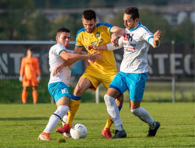 War in der Landesliga Ost kaum zu halten: Mayrhofens Torjäger Ante Pinjuh (gelb) tobte sich am Weg zur Winterkrone mit 20 Volltreffern aus. Für die Zillertaler stehen die Zeichen auf Aufstieg.