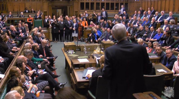 Der neue "Speaker of the House of Commons" nahm auf seinem Stuhl Platz.