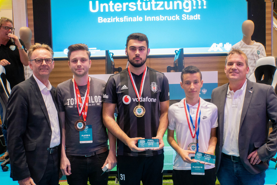 Helmut Larch (DEZ Centermanager) gemeinsam mit Marcel Haselwanter (3. Platz), Muhittin Yösavel (1. Platz), Ahmet Güler (2. Platz) und Markus Obojes (Kammerrat AK Tirol).