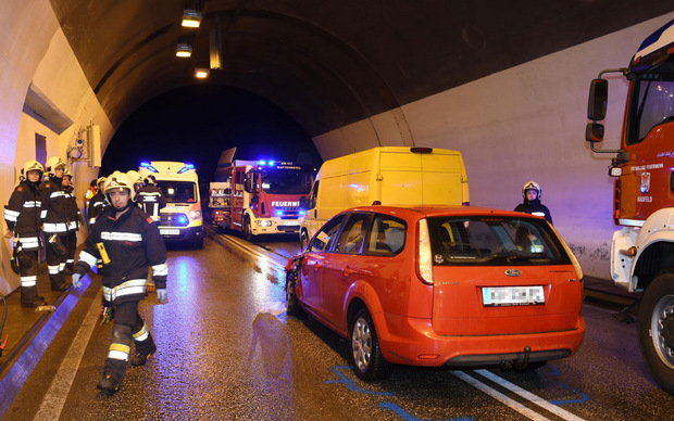 Zwei Pkw und ein Kastenwagen waren in den Unfall verwickelt.