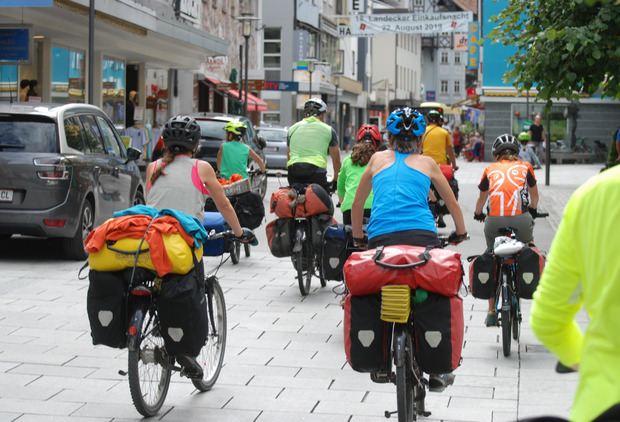 Mit Eröffnung der Begegnungszone in Landeck können die Biker die volle Breite der Malserstraße nutzen. Der Bau der Etappe von der Stadtmitte zum Bahnhof Landeck-Zams ist für 2020 geplant.