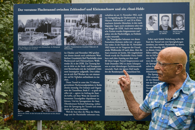 Franzke vor einer Info-Tafel zu den Fluchttunneln in Berlin. Er sah das Tunnelgraben als politische Mission.