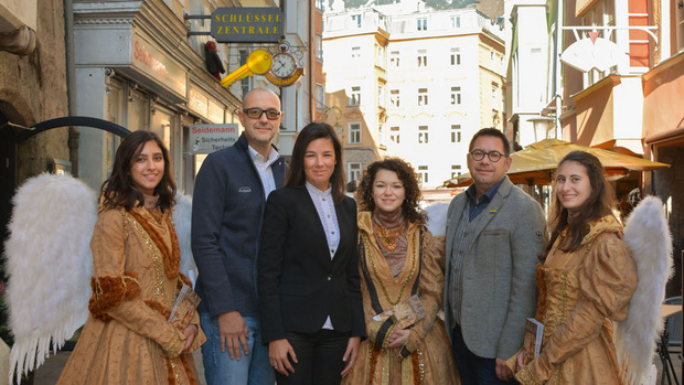 (v.l.): Joachim Pölzl (Olympiaregion Seefeld), Ingrid Schneider (Tirol Werbung) und Markus Kofler (TVB Alpbachtal Seenland) mit den Engerln der Bergweihnacht Innsbruck.