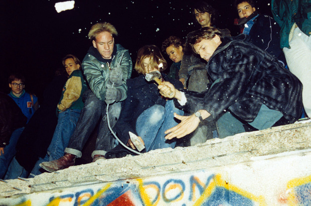 West-Berliner versuchen am 10. November mit Hämmern und Kreuzhacken die Berliner Mauer einzureißen.