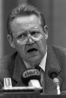 Die von der SED-Parteiführung wohl unbeabsichtigte Äußerung von Funktionär Günter Schabowski, die Änderungen der Reisegesetze träten "unverzüglich" in Kraft, löste am 9. November 1989 einen Ansturm von DDR-Bürgern auf die Grenzübergänge aus.