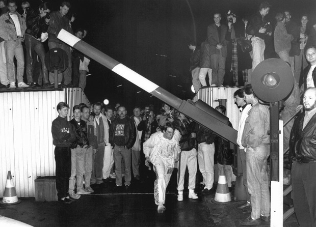 Schlagbäume haben an der offenen Grenze zwischen Ost und West plötzlich ihre Bedeutung verloren, an den Grenzbefestigungen mischen sich am am frühen Morgen des 10. November 1989 West- und Ostberliner Bürger.