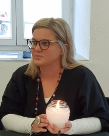 "Brennt die Kerze, ist der Künstler anwesend", zeigt Organisatorin Daniela Senn auf.